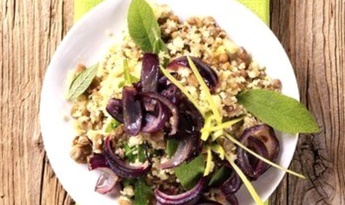 Салат с кускусом, семенами подсолнуха и кунжутом