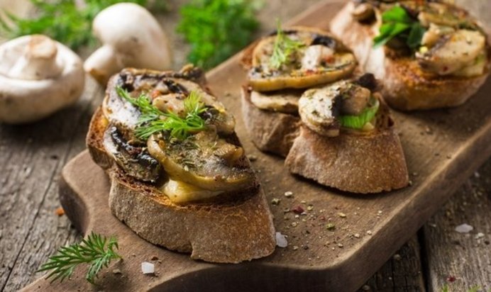 Брускетта с жареными грибами