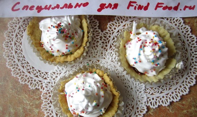 песочное пирожное с джемом и белковым кремом