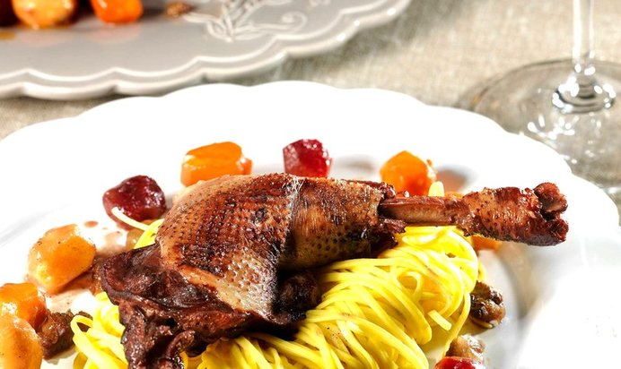 Петух в клюквенном бульоне с лапшой и глазированными овощами