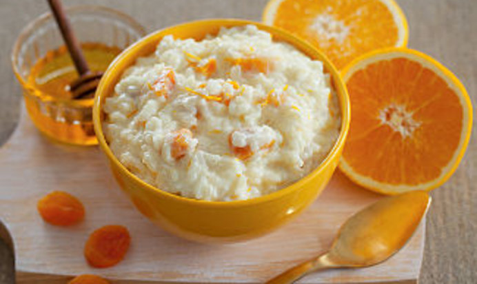 Молочная рисовая каша с курагой и апельсиновым соком в мультиварке