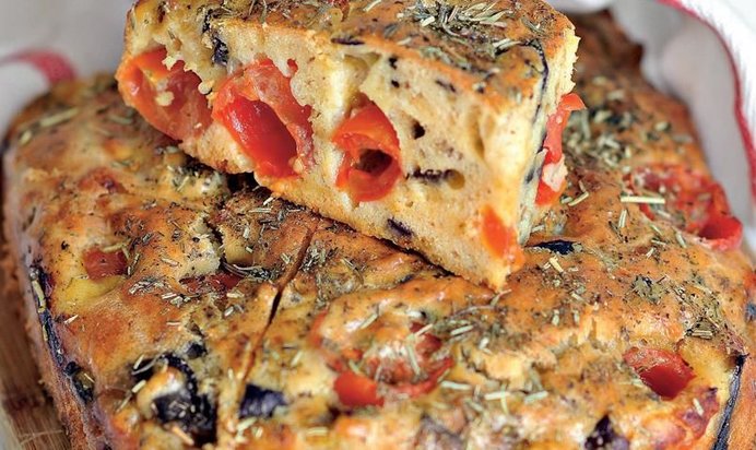Закусочный кекс с баклажанами и помидорами
