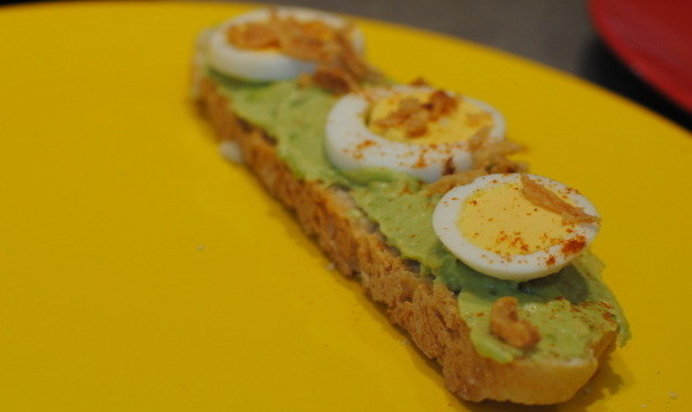 Брускетта с авокадо и яйцом