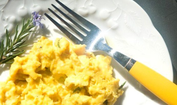 Яичница-болтунья с сыром горгонзола