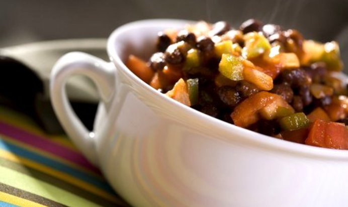 Разноцветный салат с черной фасолью и лаймовым винегретом