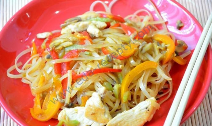 Рисовая лапша с курицей и овощами