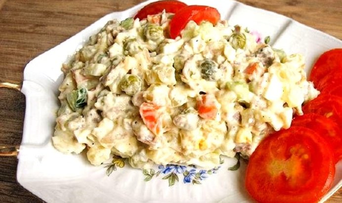 Салат Оливье новогодний