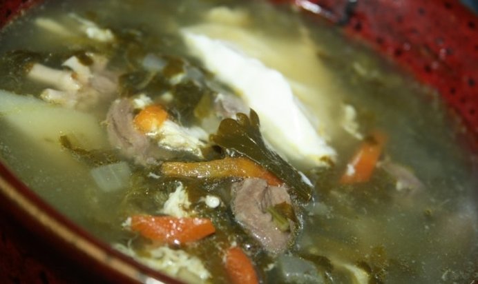 Зеленый борщ со щавелем на куриных сердечках