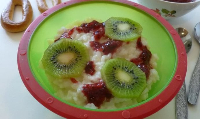 Рисовая каша с соусом из киви и крыжовника