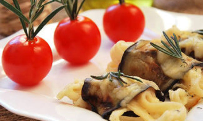 Баклажановые роллы со спагетти в сырном соусе