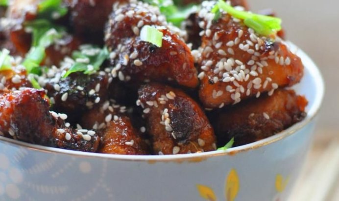 Цыпленок запеченный в кисло-сладком соусе с кунжутом