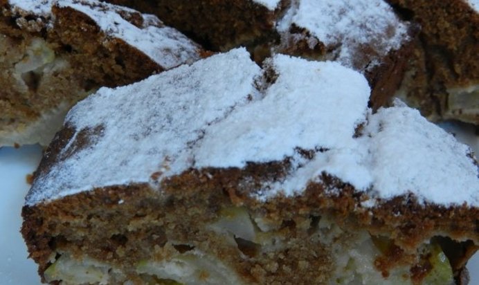 Медовая шарлотка с яблоками