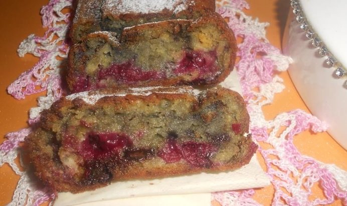 Шарлотка с вишней и шоколадом