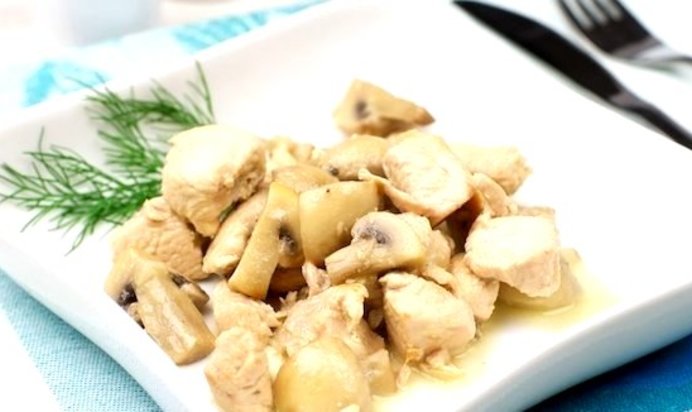 Гуляш из индейки с грибами