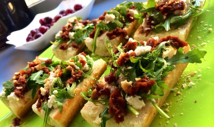 Брускетта с рукколой, медом, чесноком и орехами