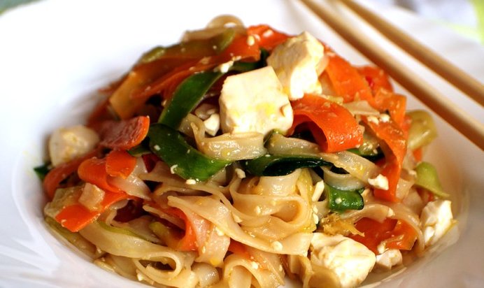 Рисовая лапша с тофу и овощами