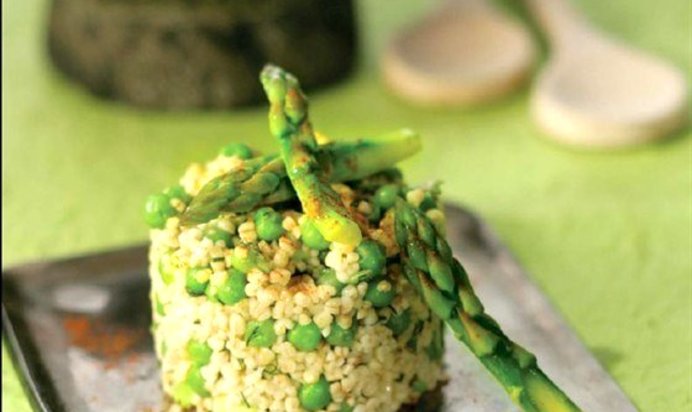 Ризотто из булгура со спаржей, зеленым горошком и сыром гравьера