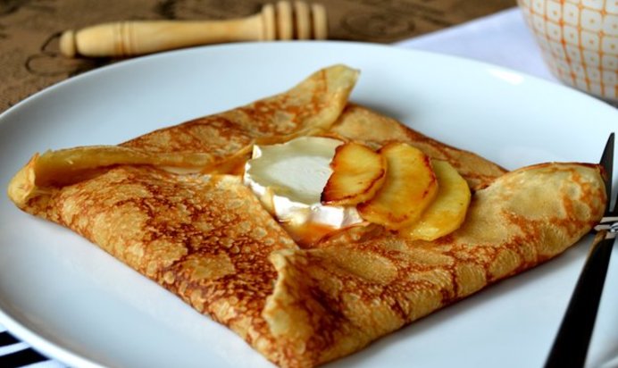 Французские блинчики с яблоком, соленой карамелью и козьим сыром