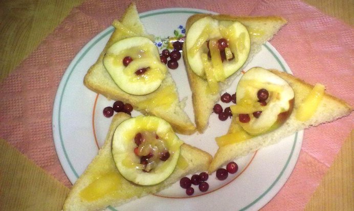 Тосты с сыром и фруктами