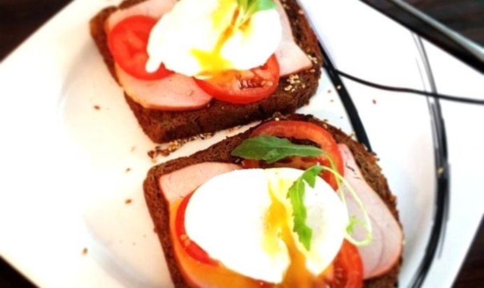 Яйца по‑бенедиктински с ветчиной на тостах