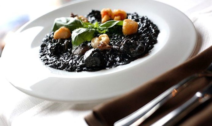 Черное ризотто с морепродуктами