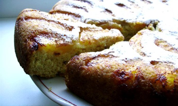 Шарлотка с вишней