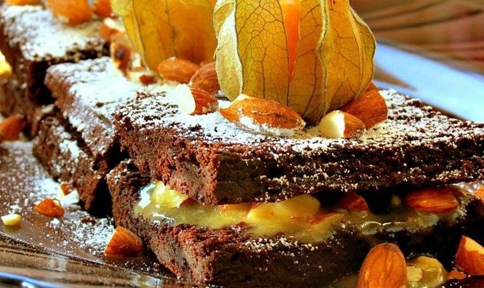 Брауни с миндалем и карамелью