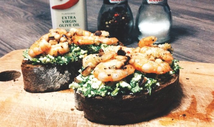 Брускетты с креветками и руколой