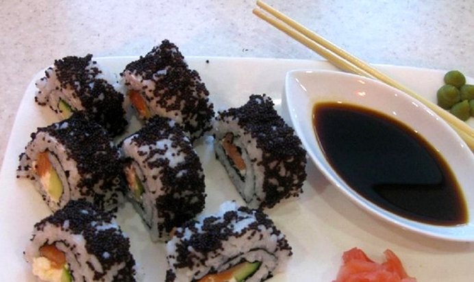 Роллы с икрой летучей рыбы
