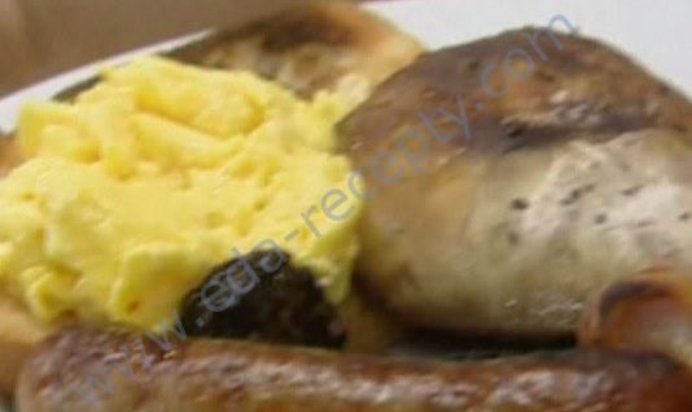 Мясные колбаски с яичницей