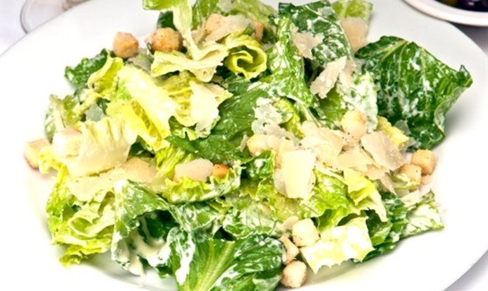 Салат «Цезарь» с майонезом и грецкими орехами