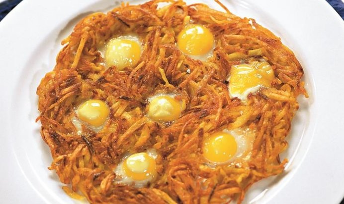 Яичница-глазунья на картофеле рости