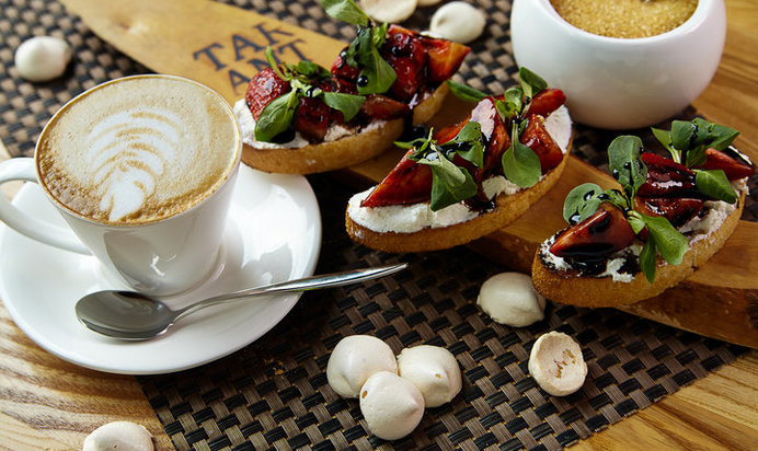 Брускетты с рикоттой и клубникой