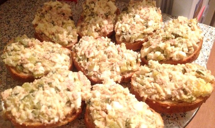 Гренки с печенью трески