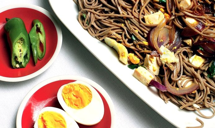 Гречневая лапша с яйцами и сыром тофу