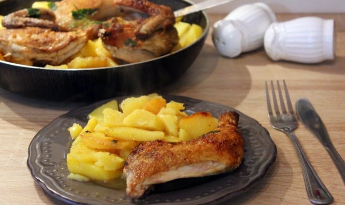 Цыпленок тушеный с картофелем в сковороде