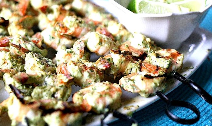 Шашлык из креветок с чили и тыквенными семечками