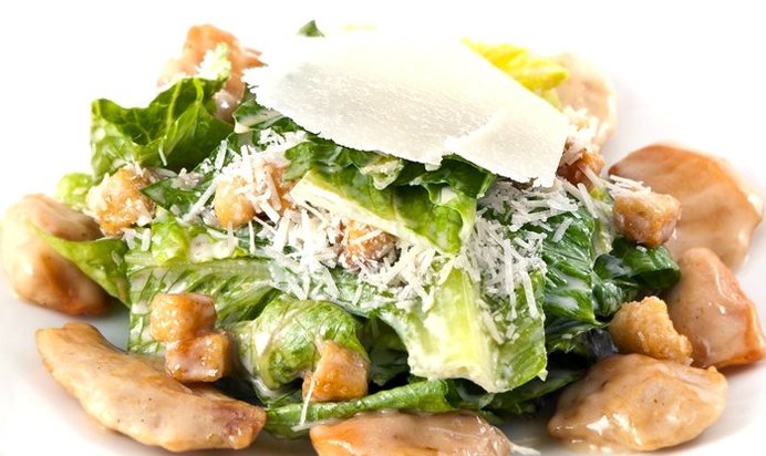 Салат Цезарь с куриной грудкой