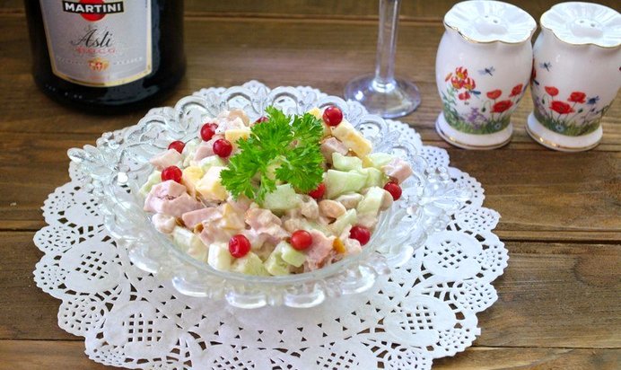 Сытный салат с фасолью и свиной корейкой