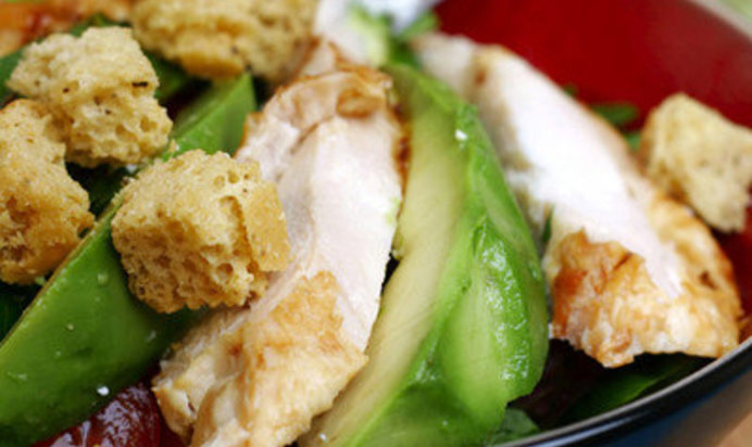 Салат цезарь с куриной грудкой и авокадо