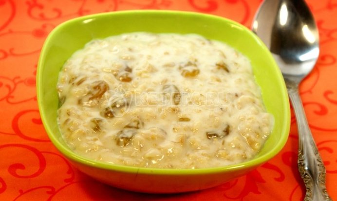 Овсяная каша с изюмом