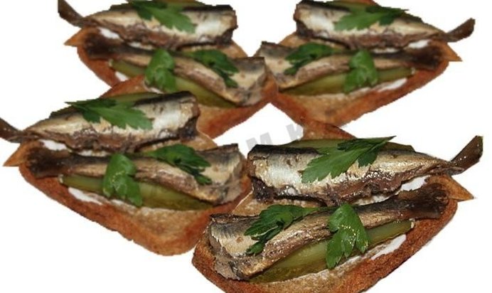 Бутерброды со шпротами и соленым огурцом