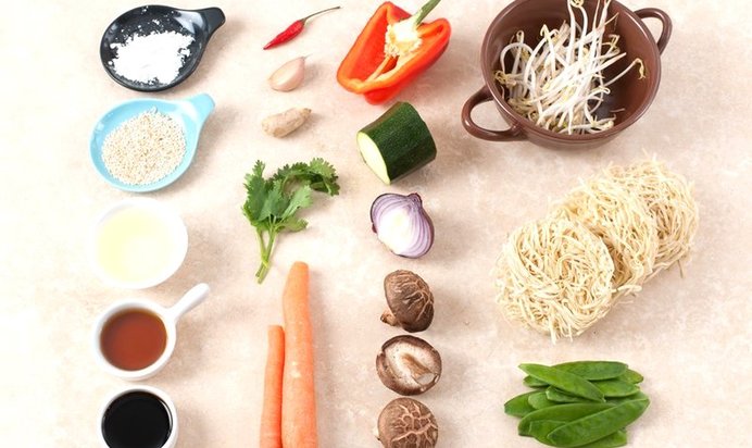 Овощи стир-фрай на яичной лапше