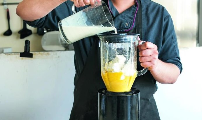 Манговый молочный коктейль