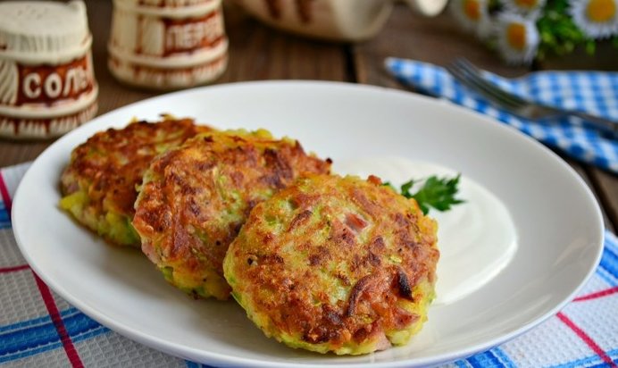 Котлеты из кабачков и картофеля с овсянкой и колбасой