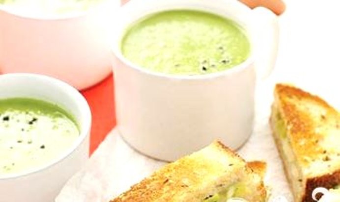 Зеленый гороховый суп с хлебцами