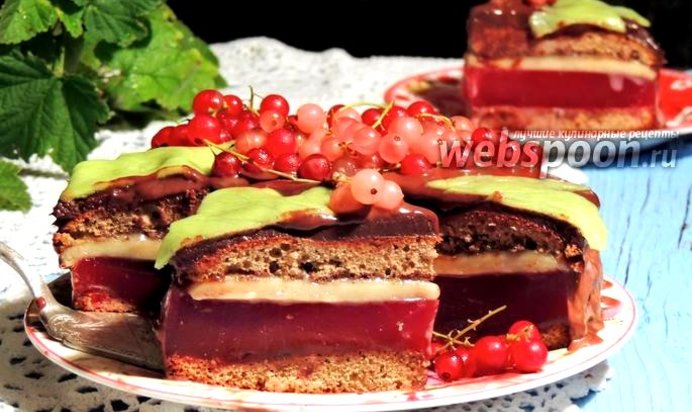 Медово-марципановый торт со смородиной