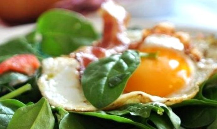 Яичница с колбасками и рукколой