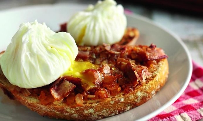 Тосты с беконом и яйцом-пашот