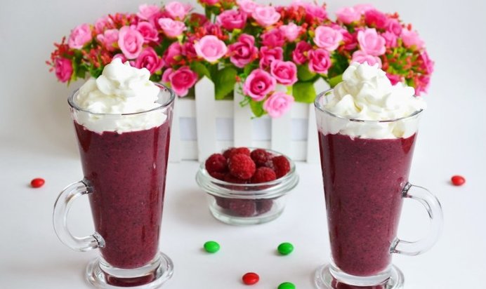 Смузи чернично-малиновый.